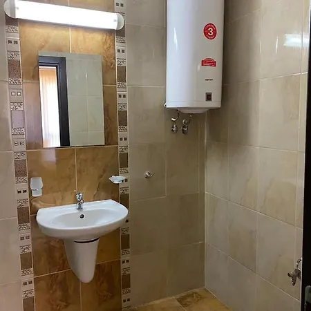 3 Family With Pool View