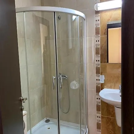3 Family With Pool View נסבר