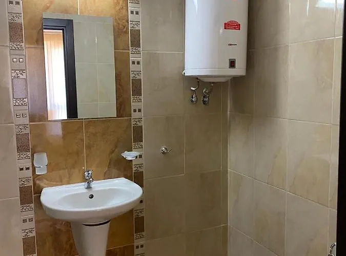 3 Family With Pool View